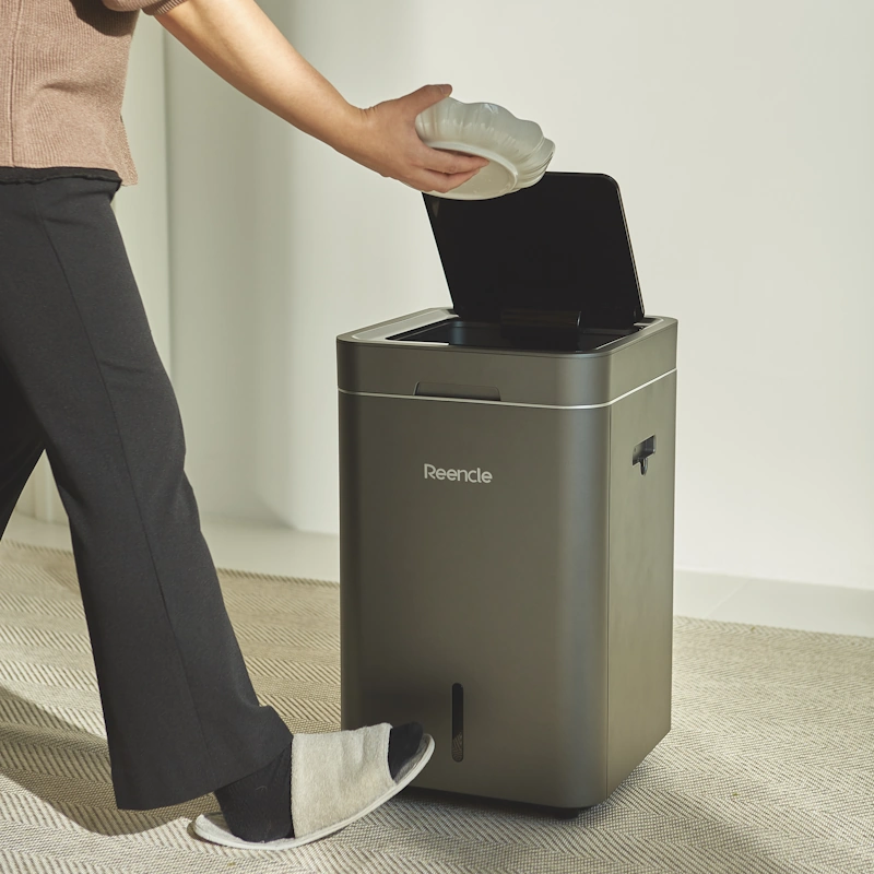 composter-reencle-anthracite-opening Gray Reencle Gravity home composter for sustainable and simple home composting