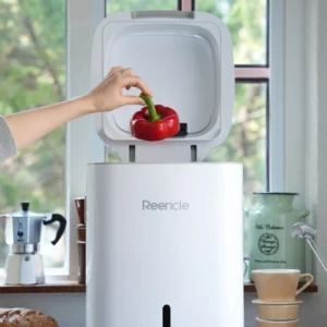 komposter-reencle-prime-kuhinja2 Reencle Prime kućni komposter u kuhinji – ubacivanje otpada od hrane