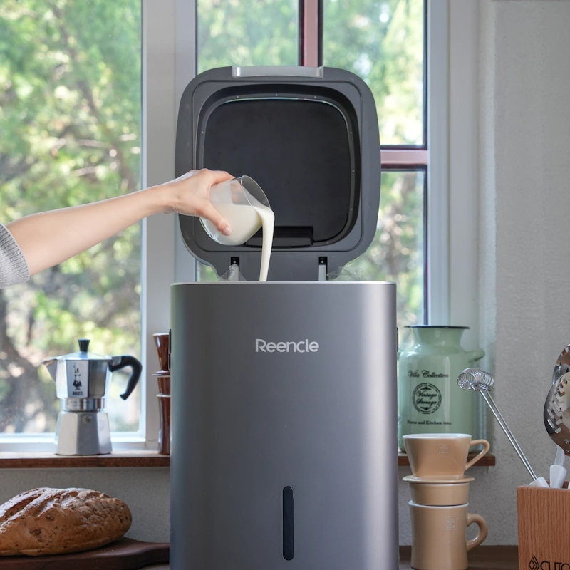 komposter-reencle-prime-kuhinja3 Reencle Prime kućni komposter u kuhinji – ubacivanje ostataka hrane bez smrdljive kante za smeće