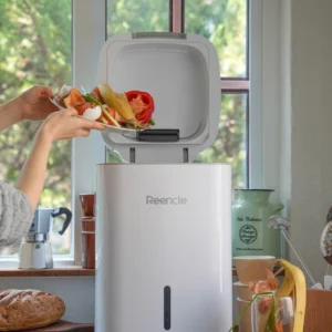 komposter-reencle-prime-kuhinja4 Reencle Prime kućni komposter u kuhinji – ubacivanje ostataka hrane bez vrećica koje pucaju