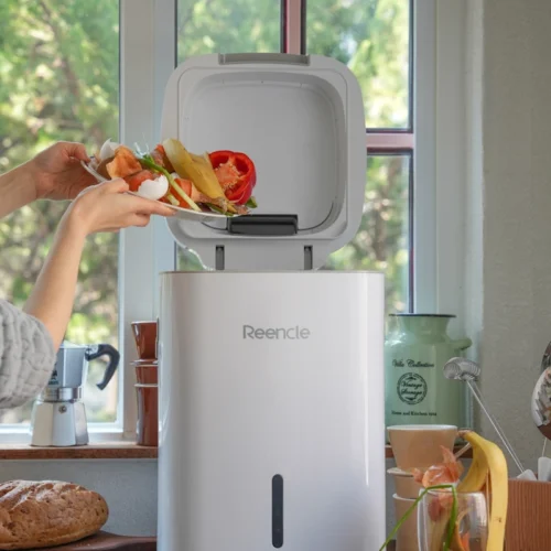 Reencle Prime home composter in the kitchen – throwing in food scraps without bursting bags